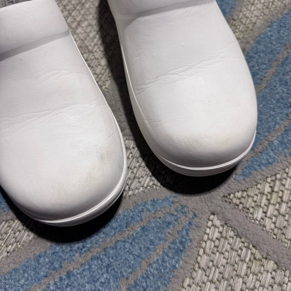Crocs dual comfort white clogs nursing womans Size 8 - Picture 6 of 7